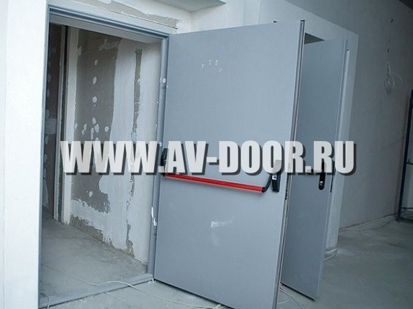 Фото работы: Противопожарная серая дверь с антипаникой для больницы