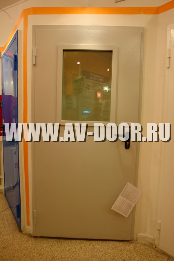 Фото работы: Однопольная противопожарная дверь со стеклом бежевого цвета