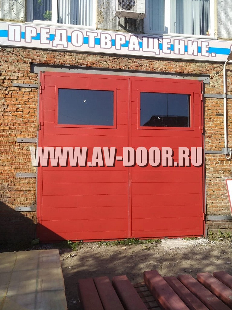 Красные распашные противопожарные ворота со стеклом