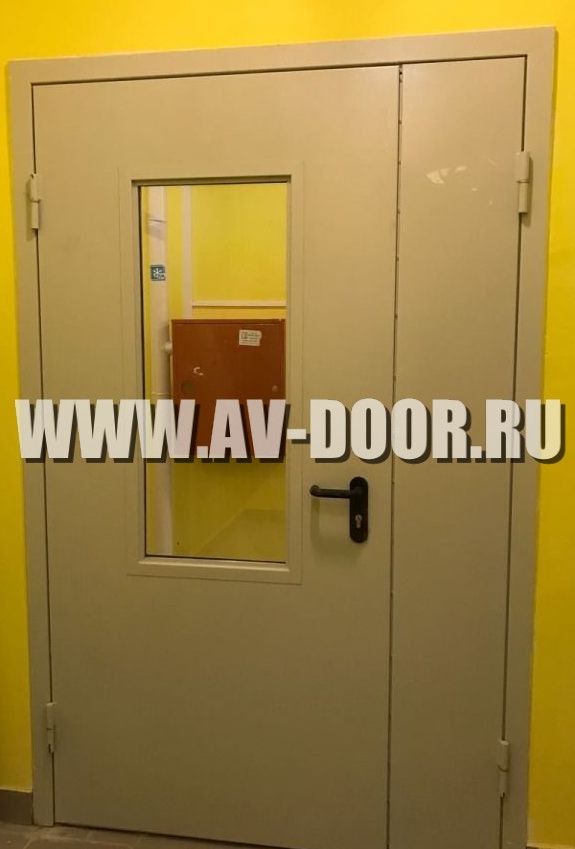 Фото работы: Бежевая противопожарная полуторная дверь со стеклом