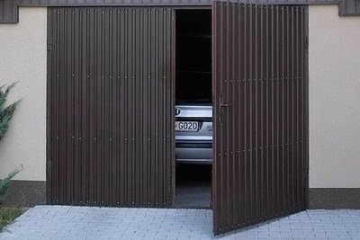 Коричневые автоматические ворота для гаража АПВ-24