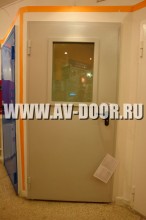 Однопольная противопожарная дверь со стеклом бежевого цвета
