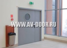 Серая двустворчатая огнестойкая дверь со стеклом