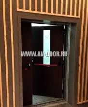 Двустворчатая коричневая дверь с остеклением и антипаникой