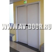 Белая двупольная противопожарная дверь с антипаникой