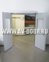 Белая двупольная огнеупорная дверь с остеклением