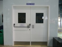 Белая двупольная противопожарная дверь с остеклением