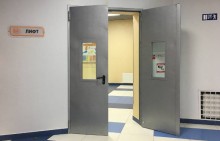 Двустворчатая противопожарная дверь с квадратным остеклением