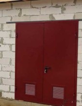 Противопожарная красная дверь с решётками для вентиляции