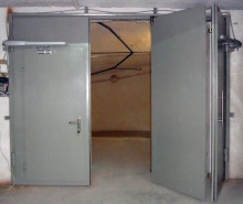 Противопожарные серые распашные ворота серого цвета