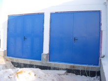 Синие распашные противопожарные ворота для магазина
