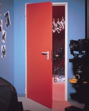 Красная огнестойкая дверь третьего типа для фотолаборатории