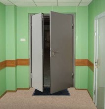 Серая противопожарная дверь с выпадающим порогом