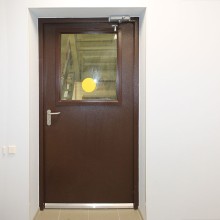 Коричневая остеклённая противопожарная дверь с выпадающим порогом