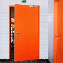 Огнеупорная дверь для выхода из кафе с выпадающим порогом