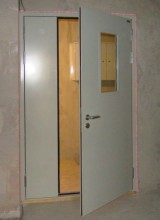 Белая двустворчатая противопожарная дверь с окном и выпадающим порогом