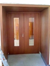 Противопожарная двустворчатая дверь с МДФ и остеклением