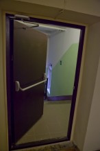 Чёрная противопожарная дверь с антипаникой для тамбура