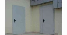 Противопожарная газодымонепроницаемая дверь серого цвета для склада