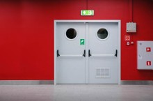 Двупольная дымогазонепроницаемая дверь с иллюминаторами