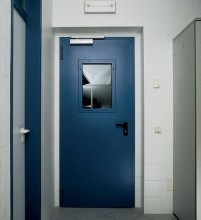 Синяя противопожарная дверь с остеклением на 25% для бойлерной