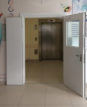 Двустворчатая противопожарная дверь с остеклением без порога