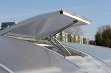 Подъёмный противопожарный люк на амортизаторах для кровли