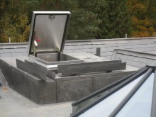 Огнестойкий герметичный люк серого цвета для крыши жилого дома