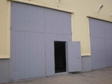 Огнестойкие распашные ворота с калиткой 3-го типа защиты