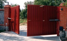 Распашные противопожарные ворота с калиткой для частного дома