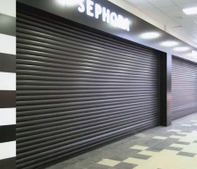 Чёрные подъёмные огнестойкие ворота для магазина