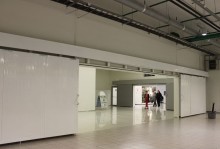 Белые автоматические секционные ворота для торгового центра