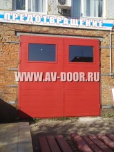 Красные распашные противопожарные ворота со стеклом