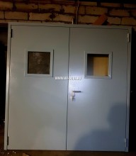 Противопожарная дверь с замком АНТИПАНИКА (ПУШ БАР) вид снаружи