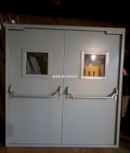 Противопожарная дверь с замком АНТИПАНИКА (ПУШ БАР) вид изнутри