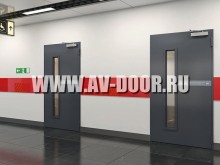 Однопольная серая противопожарная дверь со стеклом на производстве