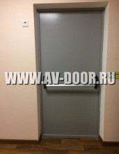 Серая однопольная противопожарная дверь с порогом и антипаникой