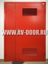 Красная полуторная дымогазонепроницаемая дверь с вентиляционными решетками