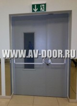 Серая двупольная дымогазонепроницаемая дверь с остеклением и антипаникой